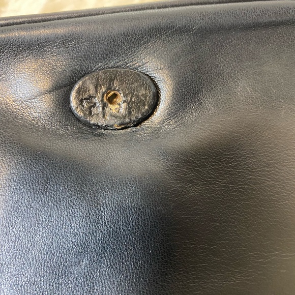 Chanel mini bag the flap in front is deformed that’s the main big flaw authentic - Picture 10 of 14